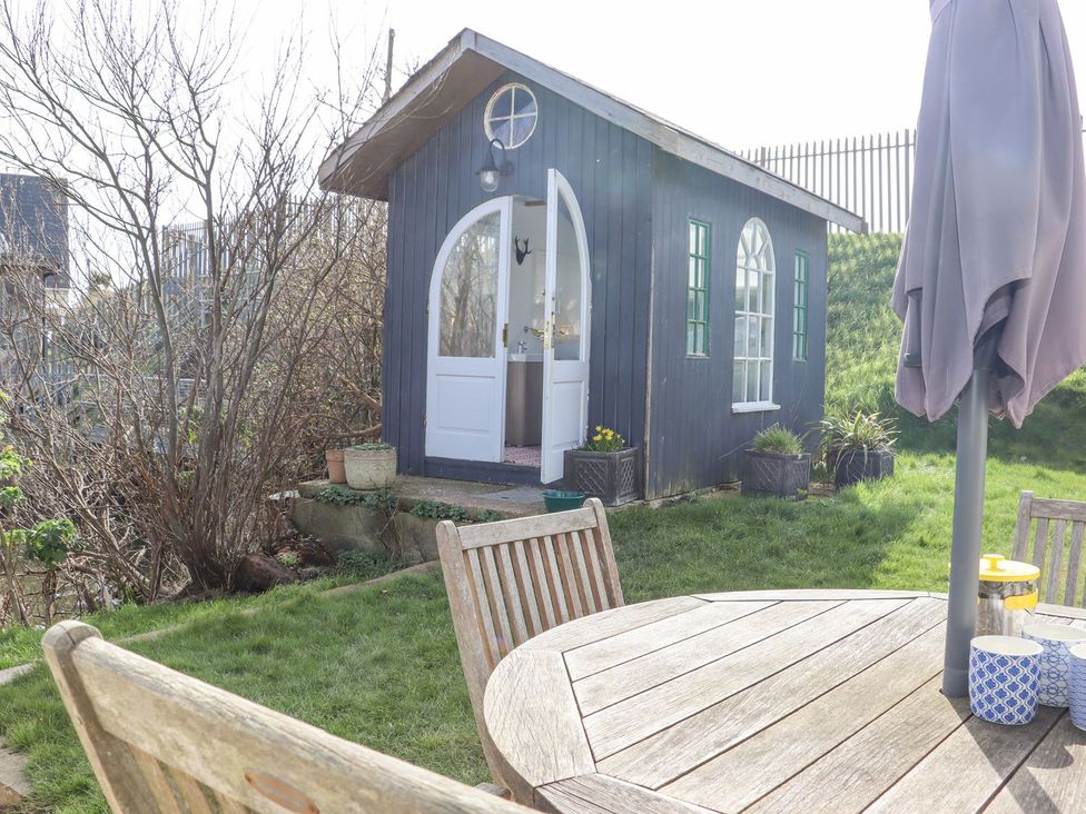 A garden with a shed and outdoor furniture at Greengates in Rye