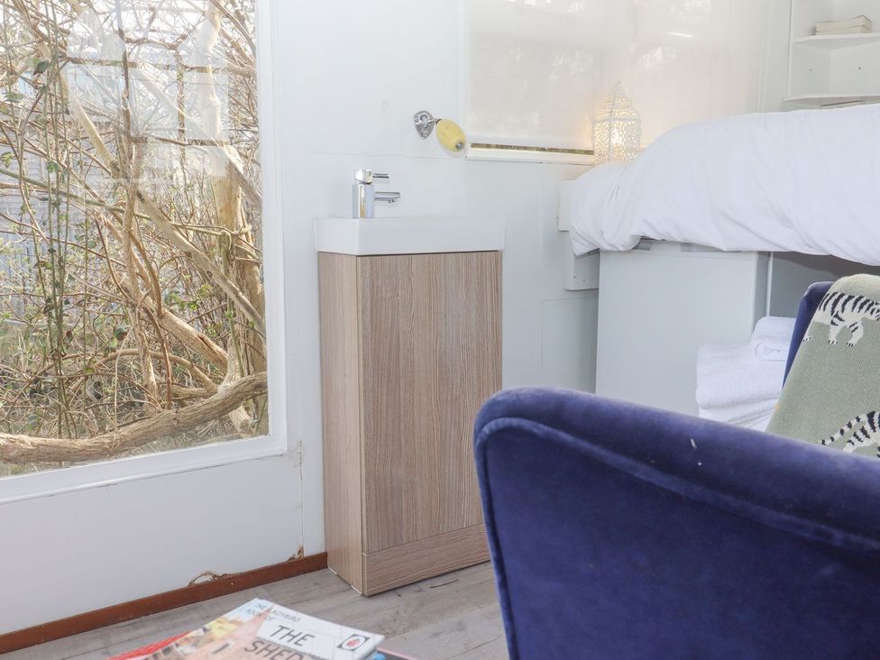 A bedroom with a washbasin and towel at Greengates in Rye