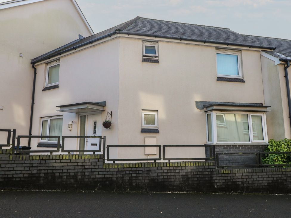 A house with windows and a door at 9 Ffordd Donaldson in Swansea