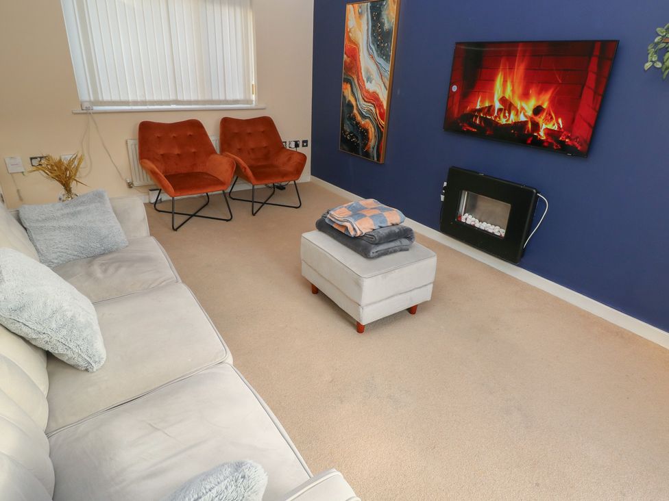 A living room with a sofa and armchairs at 9 Ffordd Donaldson in Swansea