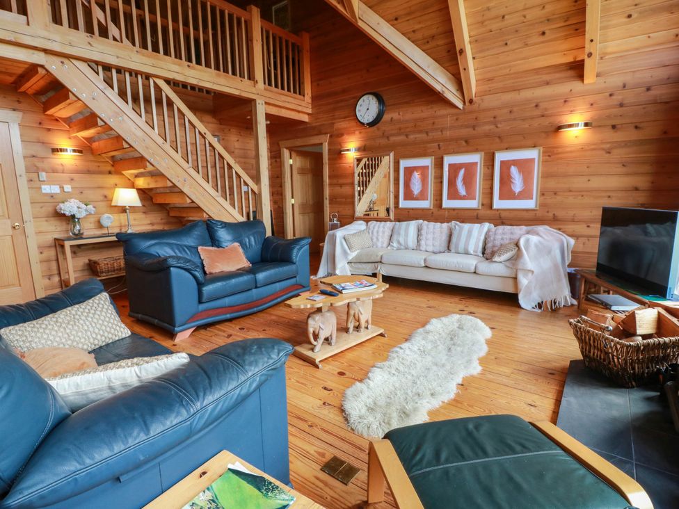 A living room with sofas and a coffee table at Deer’s Leap 