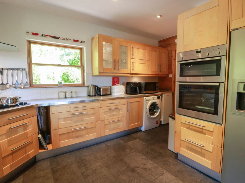 A kitchen with cabinets and appliances at Deer’s Leap