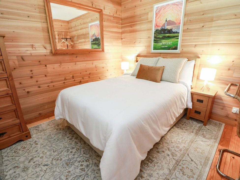 A bedroom with a bed and nightstand at Deer’s Leap
