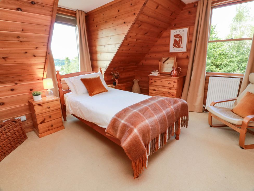 A bedroom with a bed and nightstands at Deer’s Leap