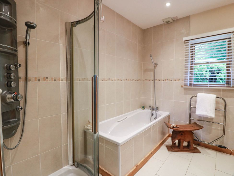 A bathroom with a shower and bathtub at Deer’s Leap