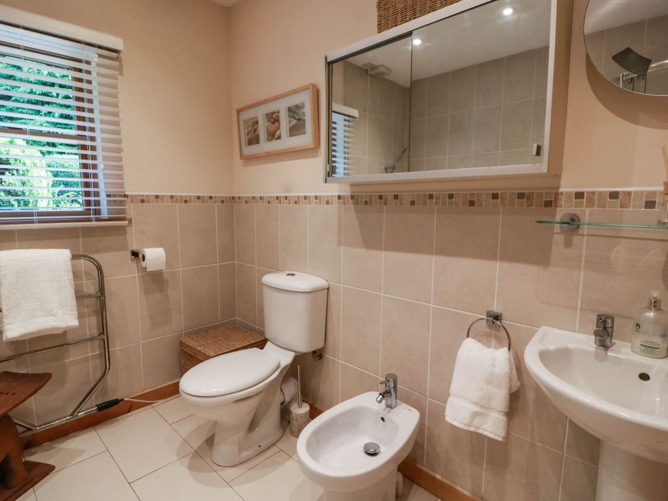 A bathroom with toilet, bidet, sink and towel rack at Deer’s Leap