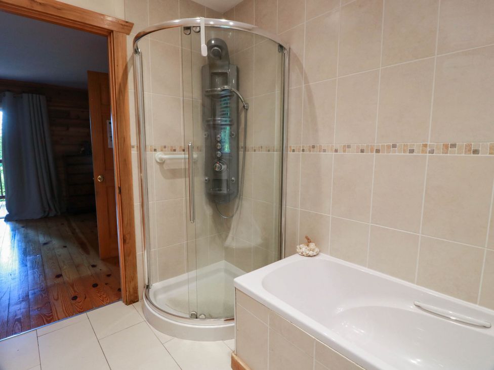 A bathroom with a shower and bathtub at Deer’s Leap