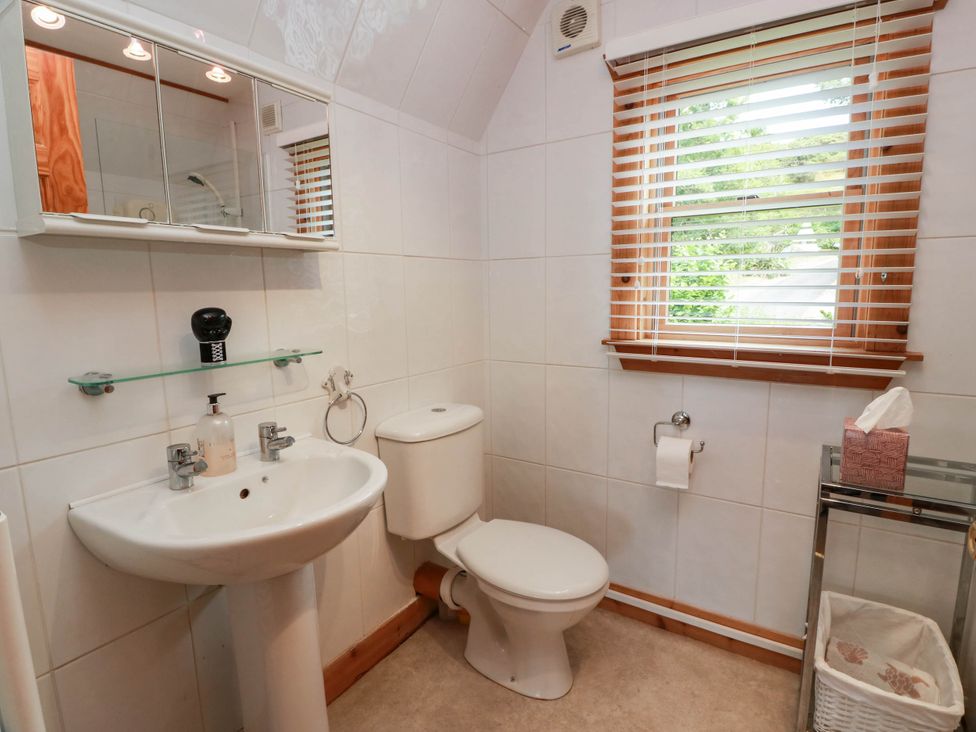 A bathroom with a sink and toilet at Deer’s Leap in 