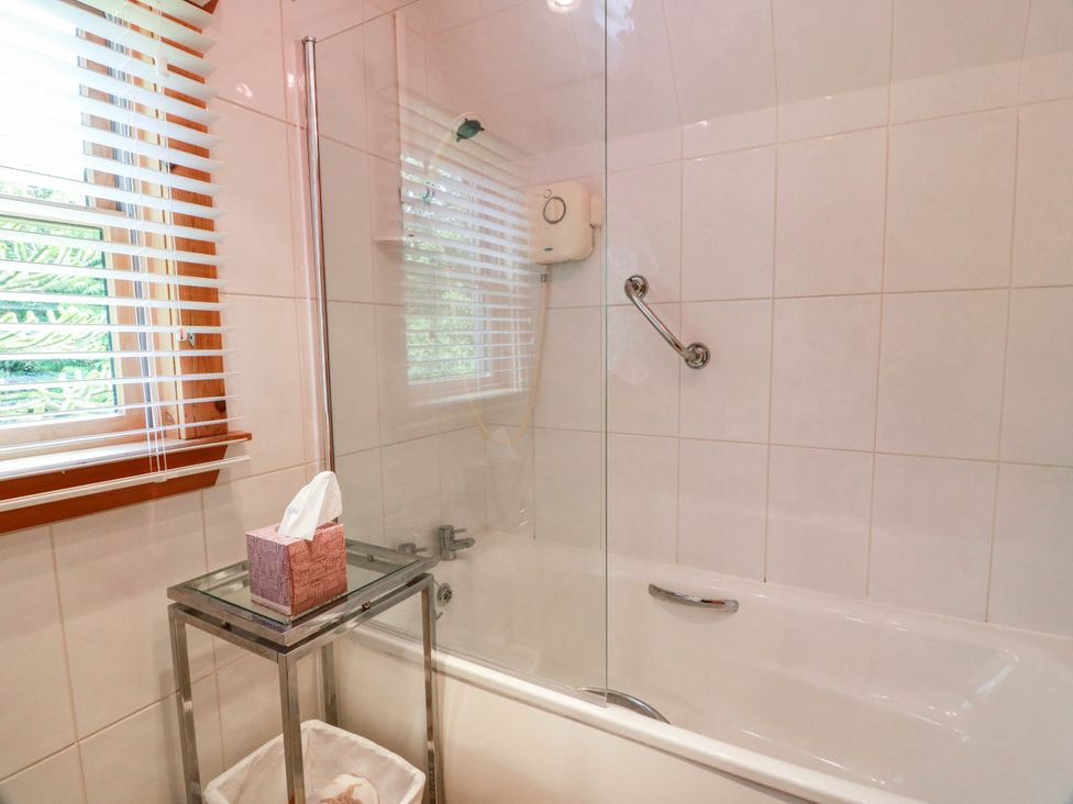 A bathroom with a bathtub and shower at Deer’s Leap