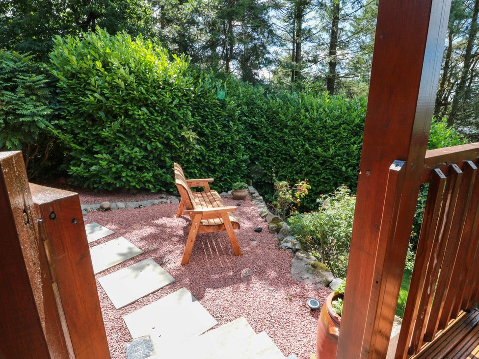 A garden with wooden chairs and a gravel pathway at Deer’s Leap