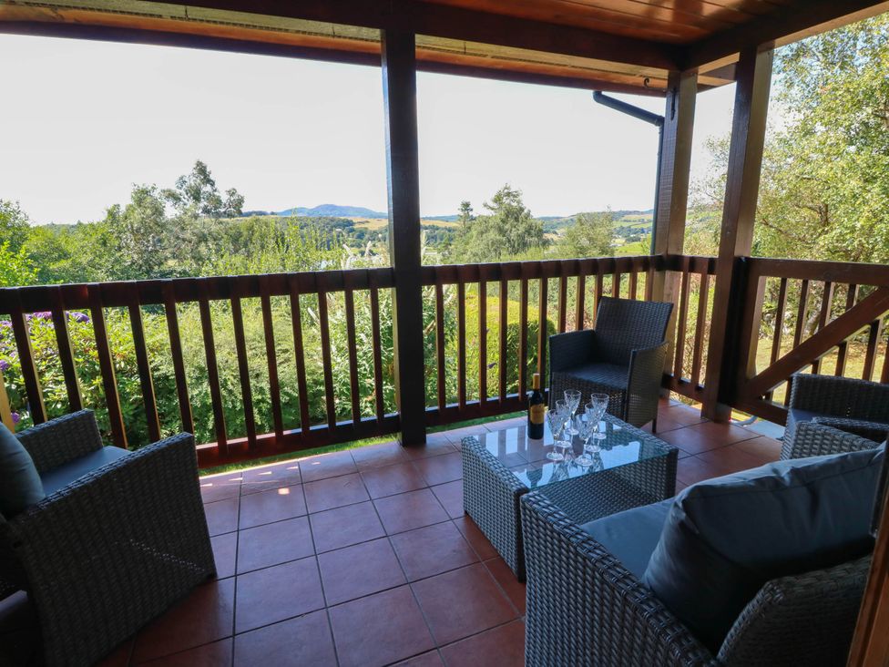 A balcony with outdoor furniture and glassware at Deer’s Leap