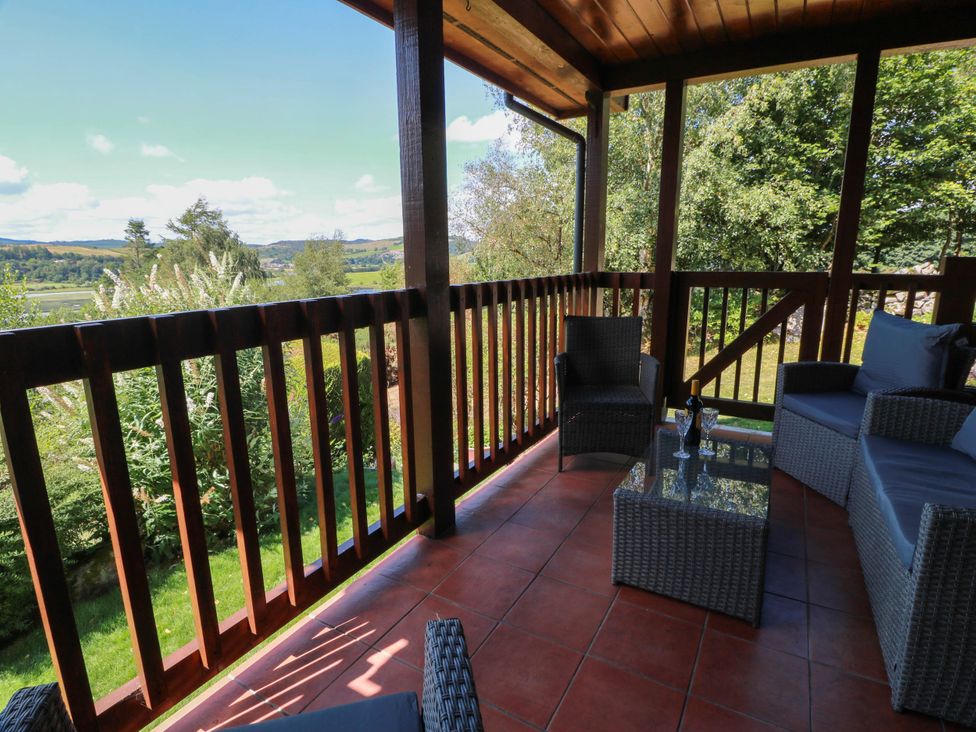 Outdoor seating area with table and chairs at Deer’s Leap in 