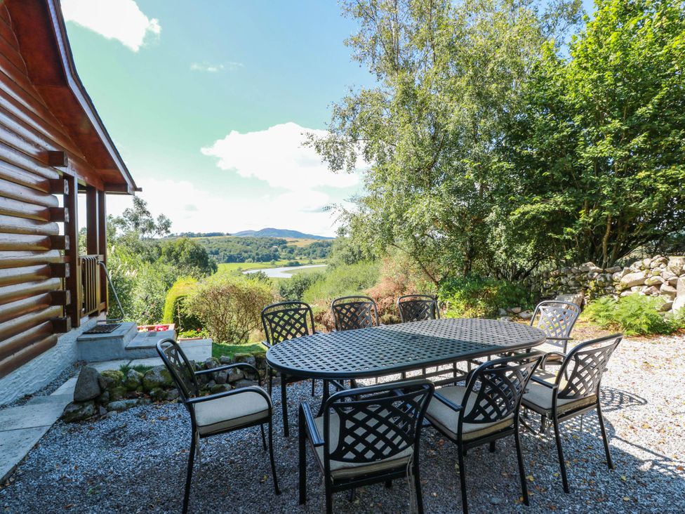 An outdoor seating area with a table and chairs at Deer’s Leap