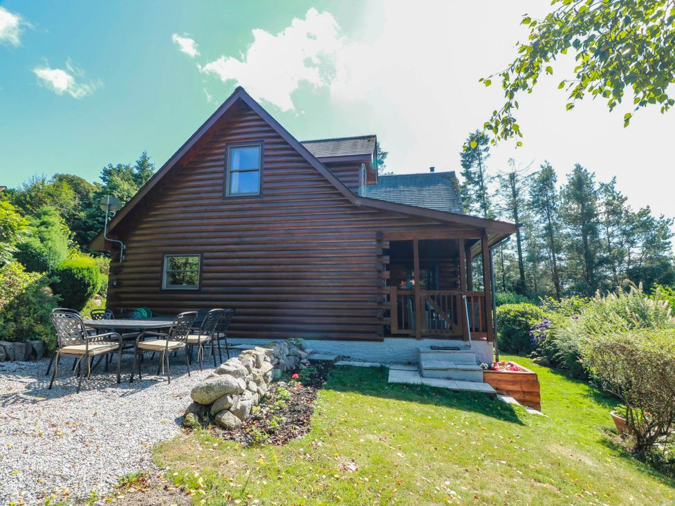 A house with a porch and patio furniture at Deer’s Leap