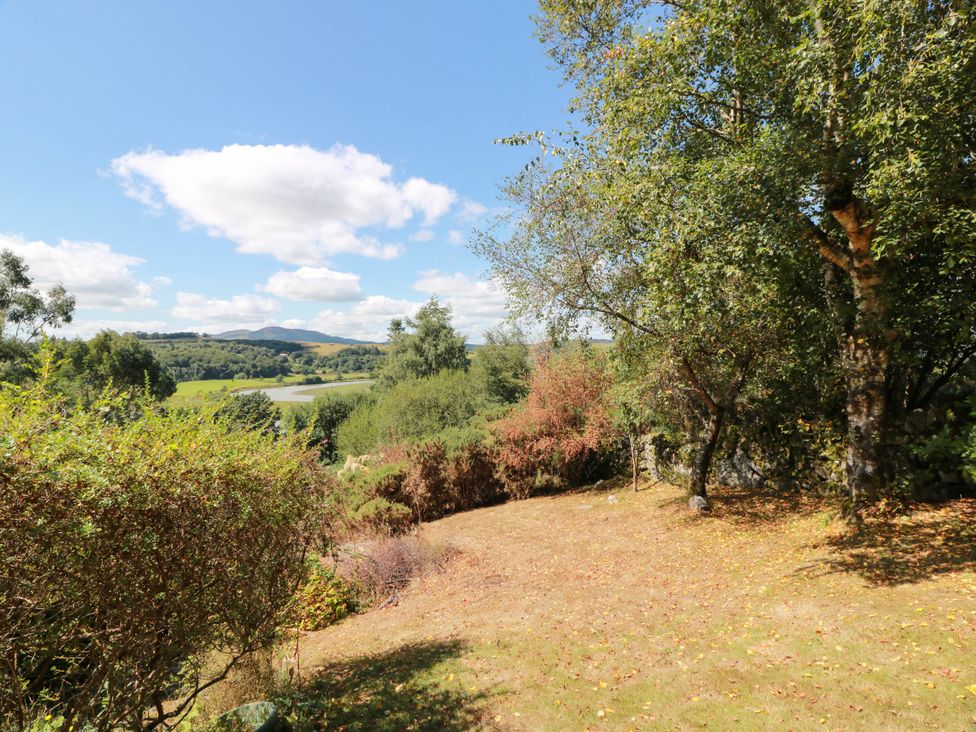A garden with trees and bushes at Deer’s Leap