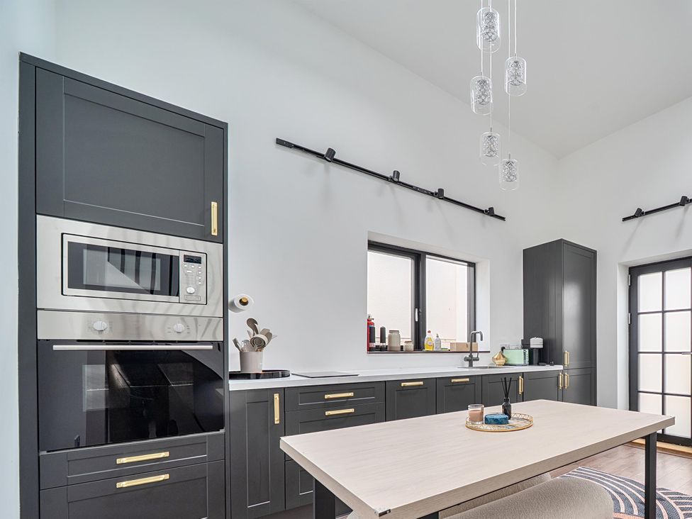 A kitchen with cabinets and appliances at Manor Farm House in Merton near Bicester