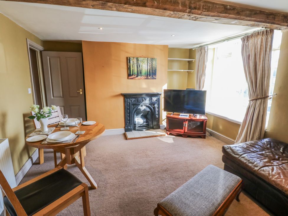 A living room with a table and chairs at Ewe Cottage Ripon