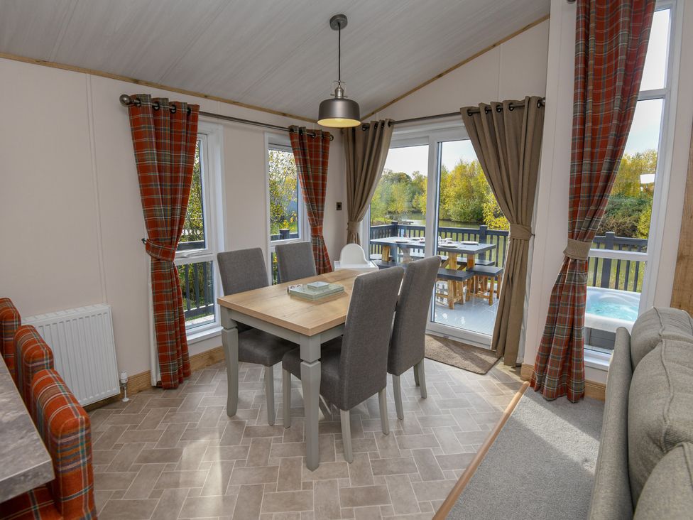 A dining room with a table and chairs at Lakewood Retreat in Woodhall Spa