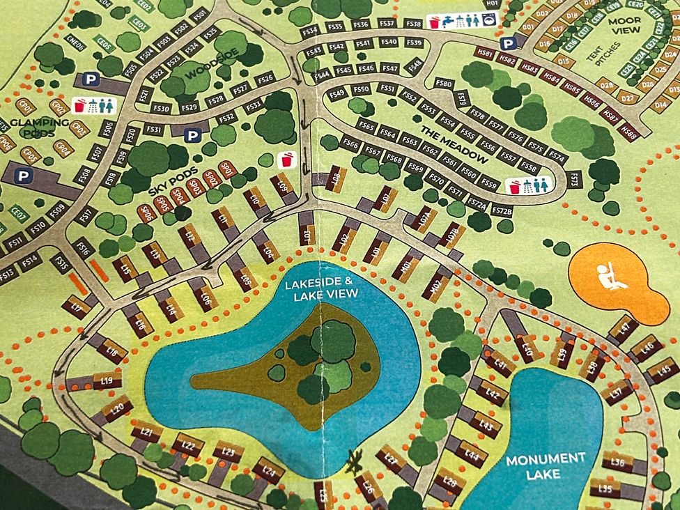 A map showing cabins, glamping pods, and lakes at Lakewood Retreat in Woodhall Spa