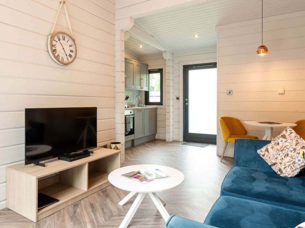 A living room with a television and kitchenette at Askrigg in Aysgarth