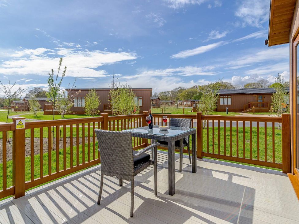 An outdoor seating area with a table and chairs at The Woodnewton in Wansford