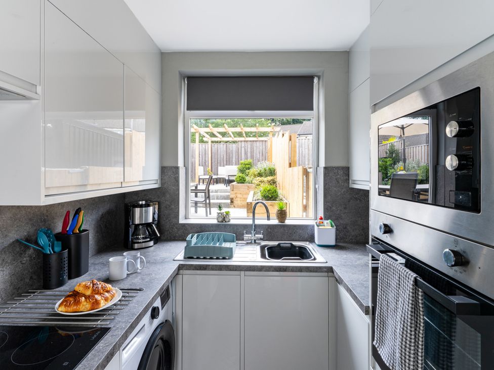 A kitchen with a sink and cooking appliances at Shepherd's Lodge in Skipton