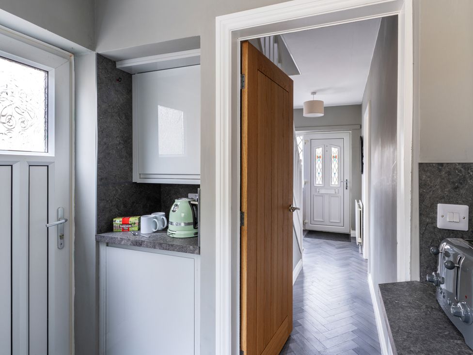 A kitchen area with a kettle and mugs at Shepherd's Lodge in Skipton