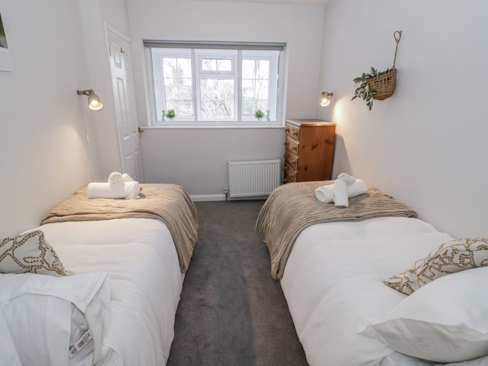 A bedroom with twin beds and a chest of drawers at 3 Leycester Court Warwick