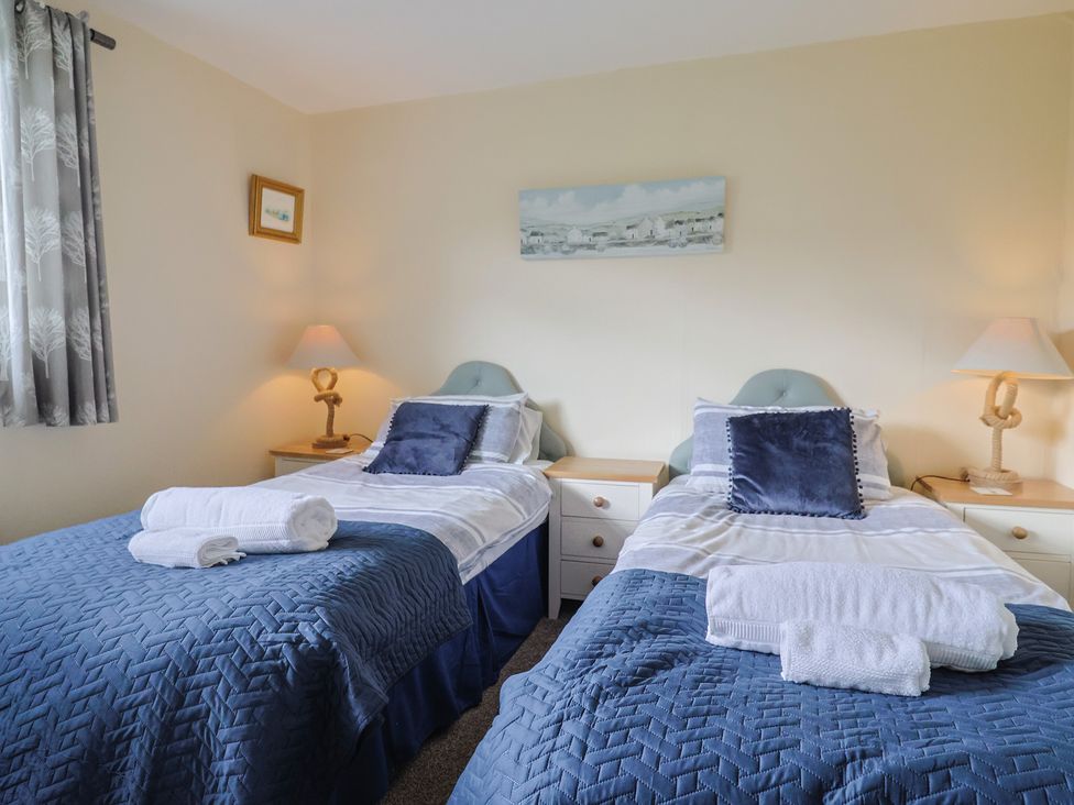 A bedroom with twin beds at Court House Farmhouse in Charmouth