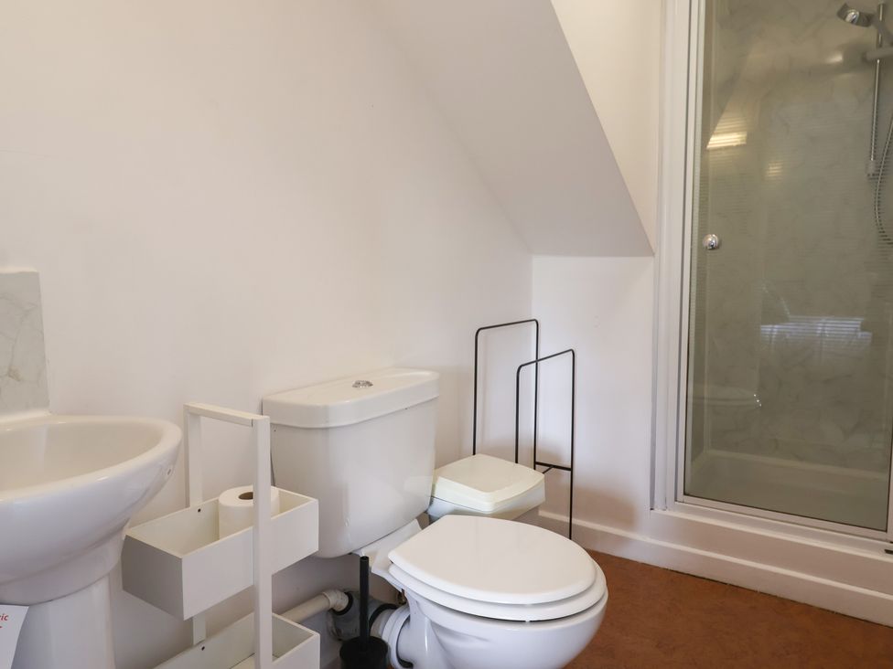 A bathroom featuring a sink, toilet, and shower at Court House Farmhouse in Charmouth