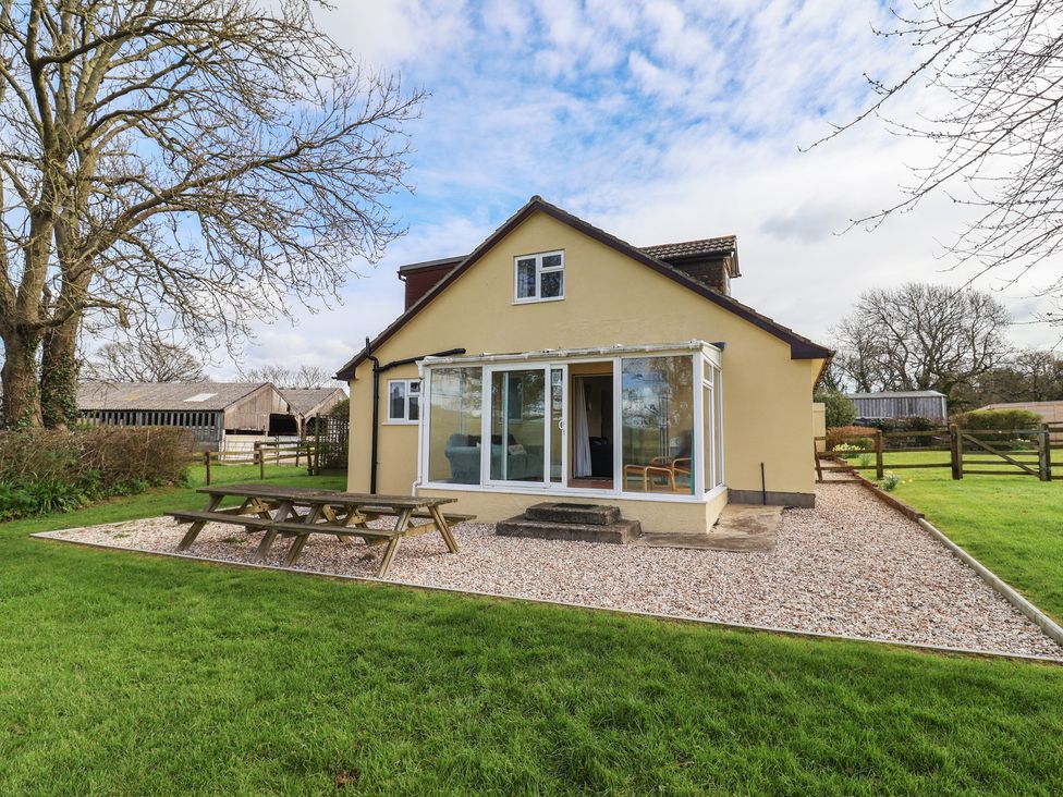 A house with a garden area at Court House Farmhouse in Charmouth