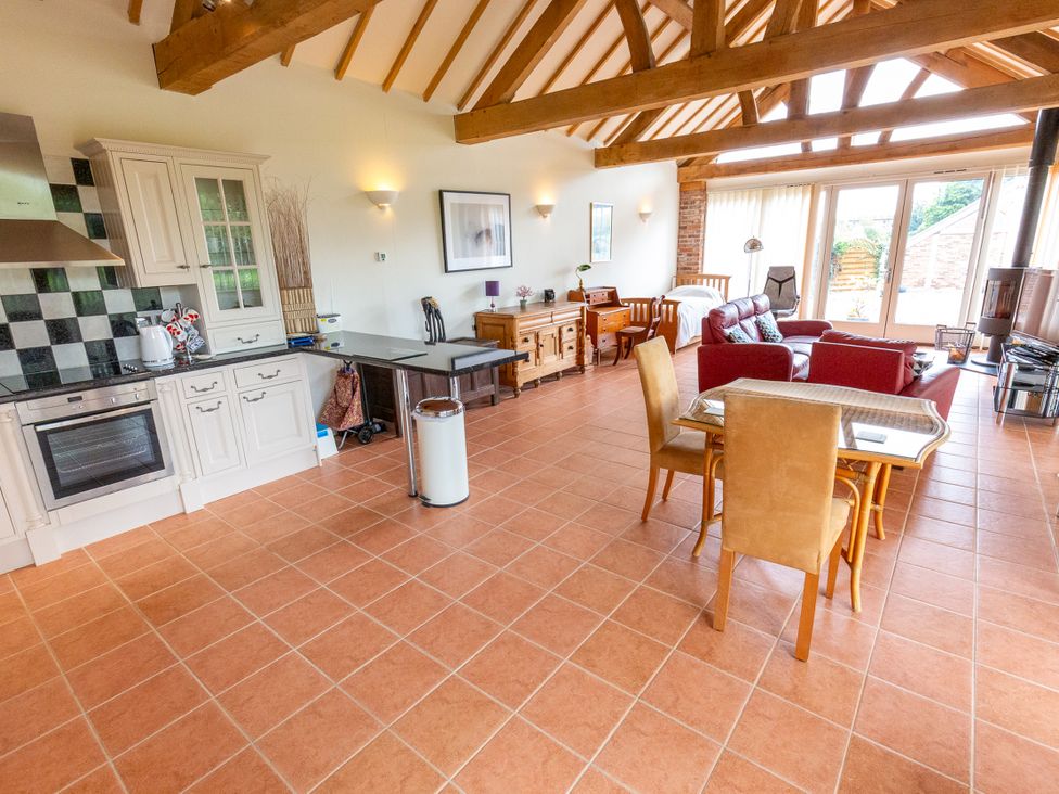 An open plan living area with kitchen and dining space at Nature's Lodge in Kidderminster