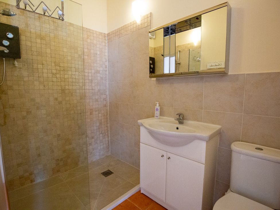 A bathroom with shower, sink, and toilet at Nature's Lodge in Kidderminster