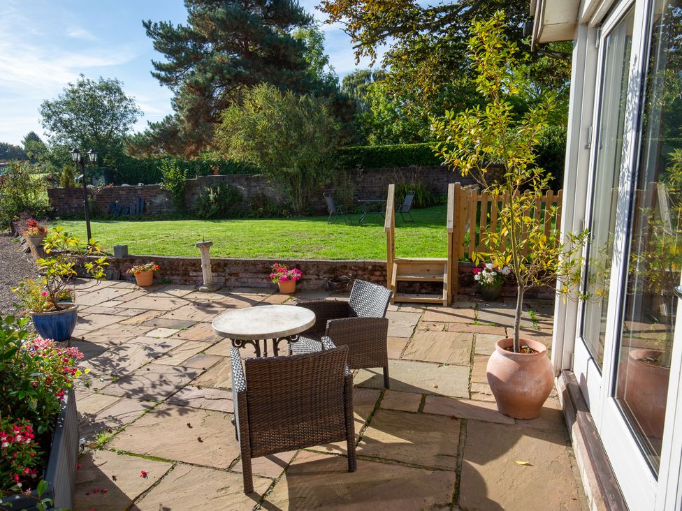 A garden with patio furniture and plants at Nature's Lodge in Kidderminster
