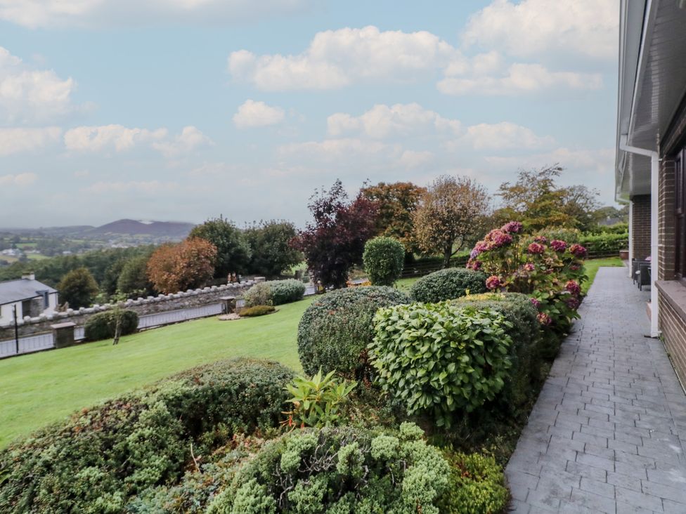 An outdoor area with grass and flowers at Lake view House Apartment 