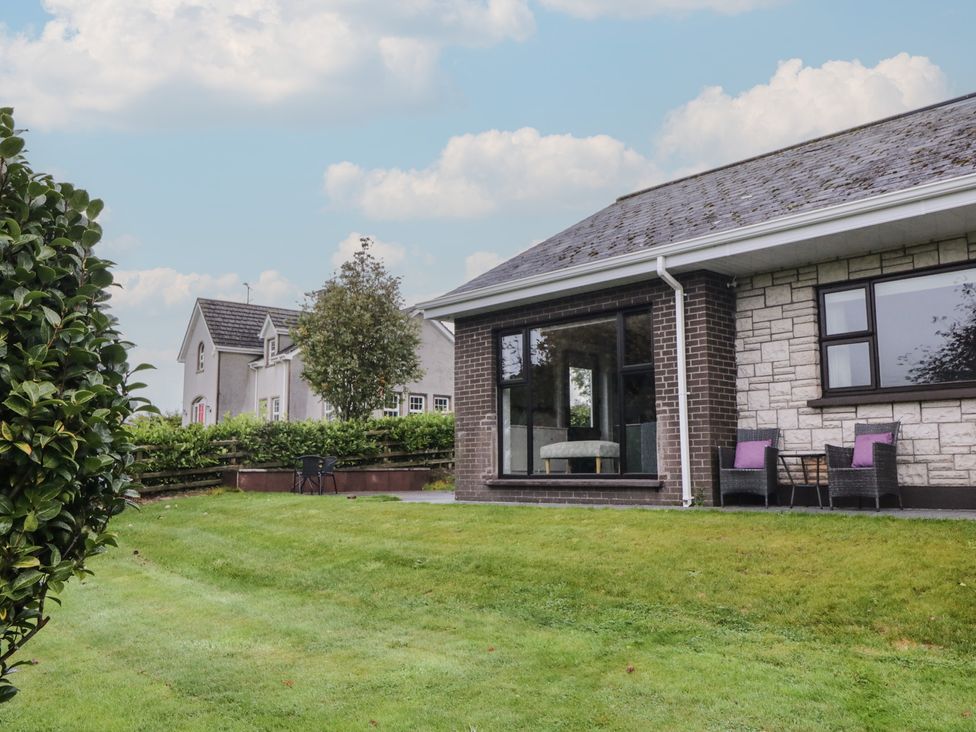A garden with grass and trees at Lake view House Apartment