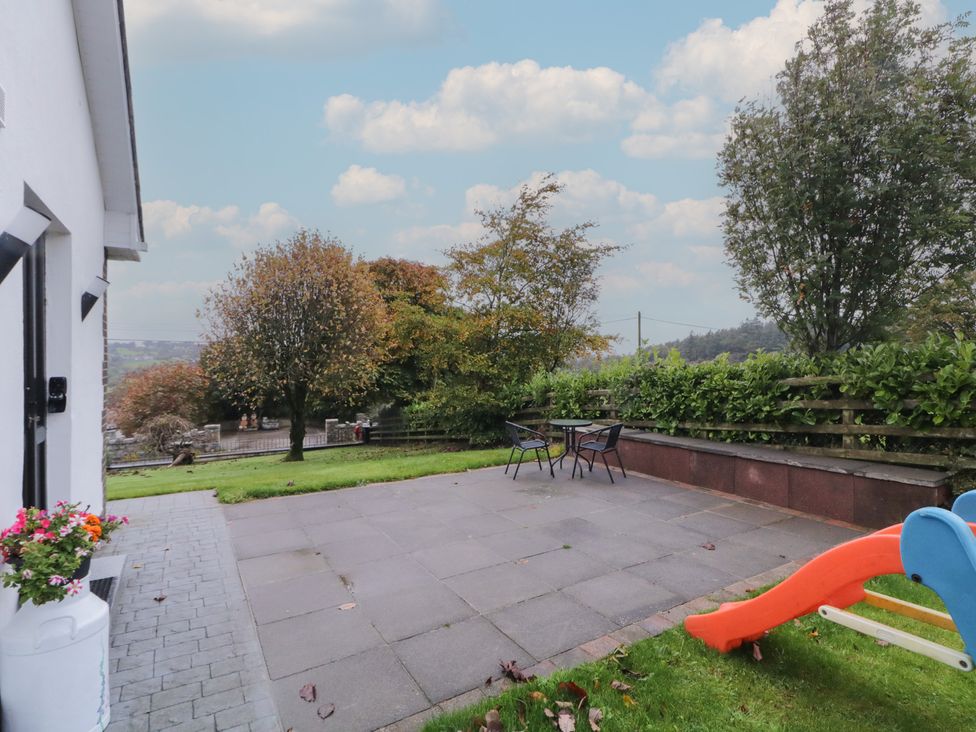 A garden with a table and chairs and a slide at Lake view House Apartment