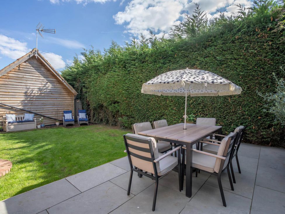 A garden with a dining table and chairs at Foxley Lodge in Norwich