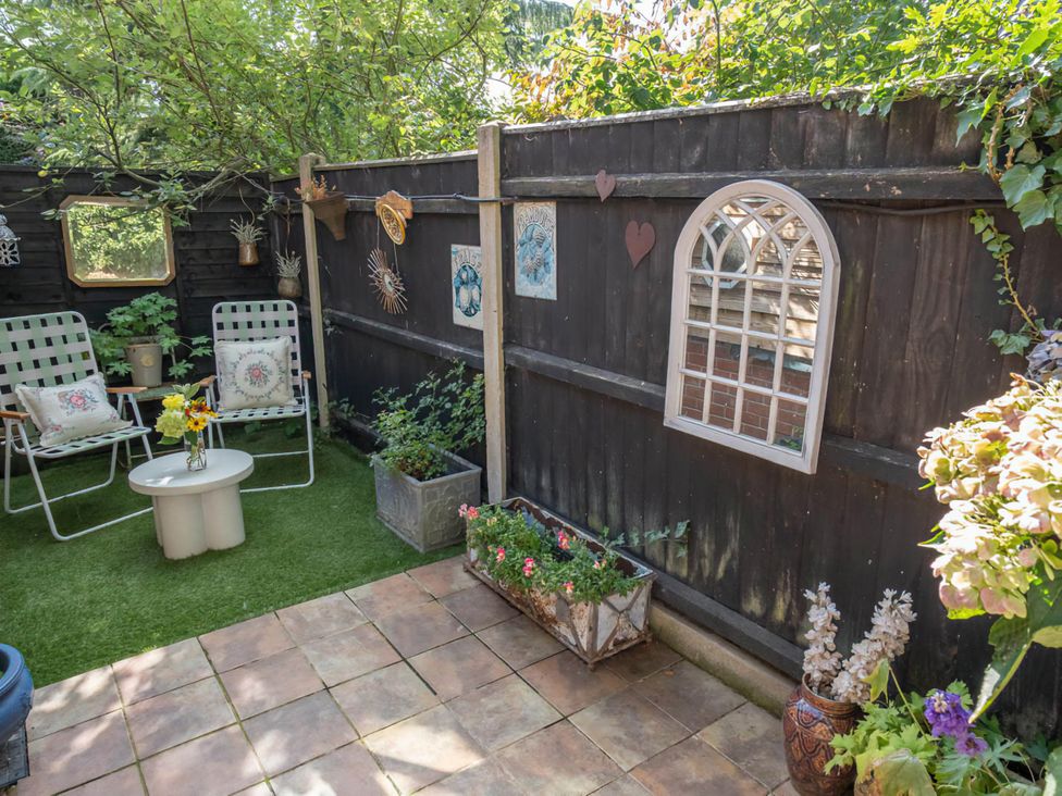A garden with chairs and a table at Foxley Lodge in Norwich