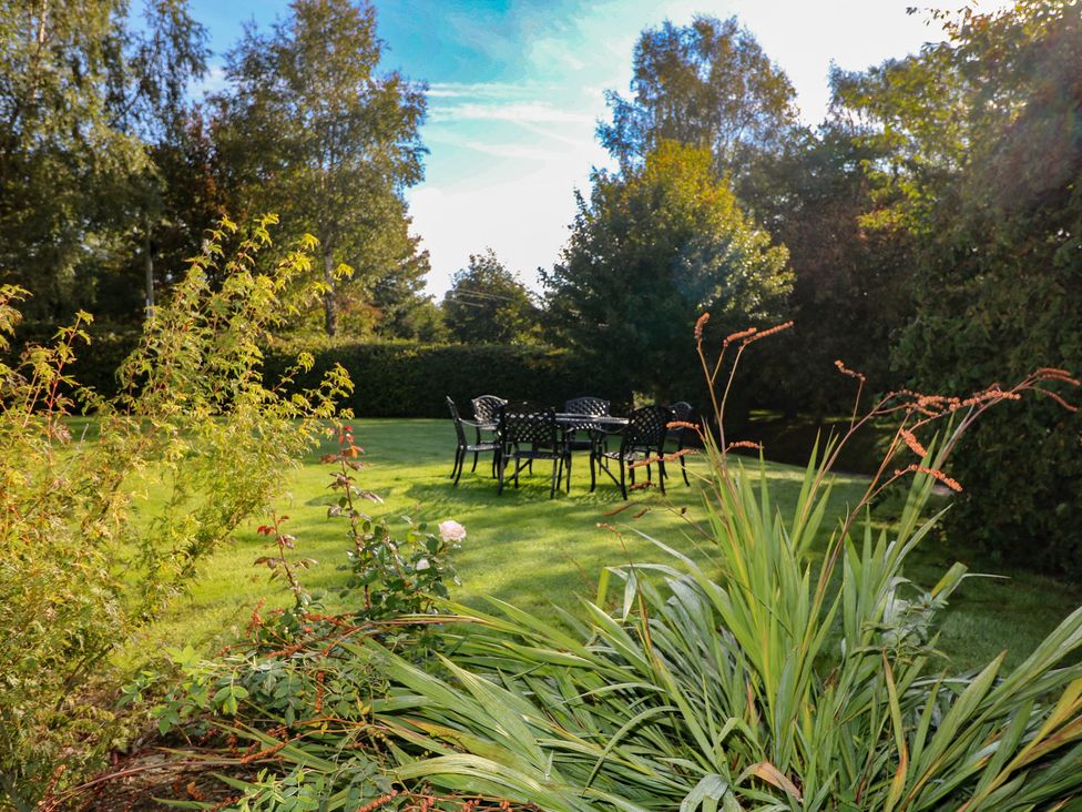 A garden with a table and chairs at The Lodge Bolinahaney in Bunclody, County Wexford