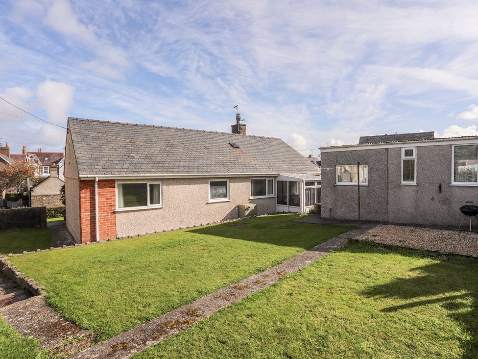 An outdoor view of a bungalow with a garden at Gelli - Morfa Nefyn, Morfa Nefyn