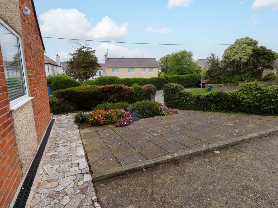 An outdoor area with paving stones and flowers at Gelli - Morfa Nefyn in Morfa Nefyn