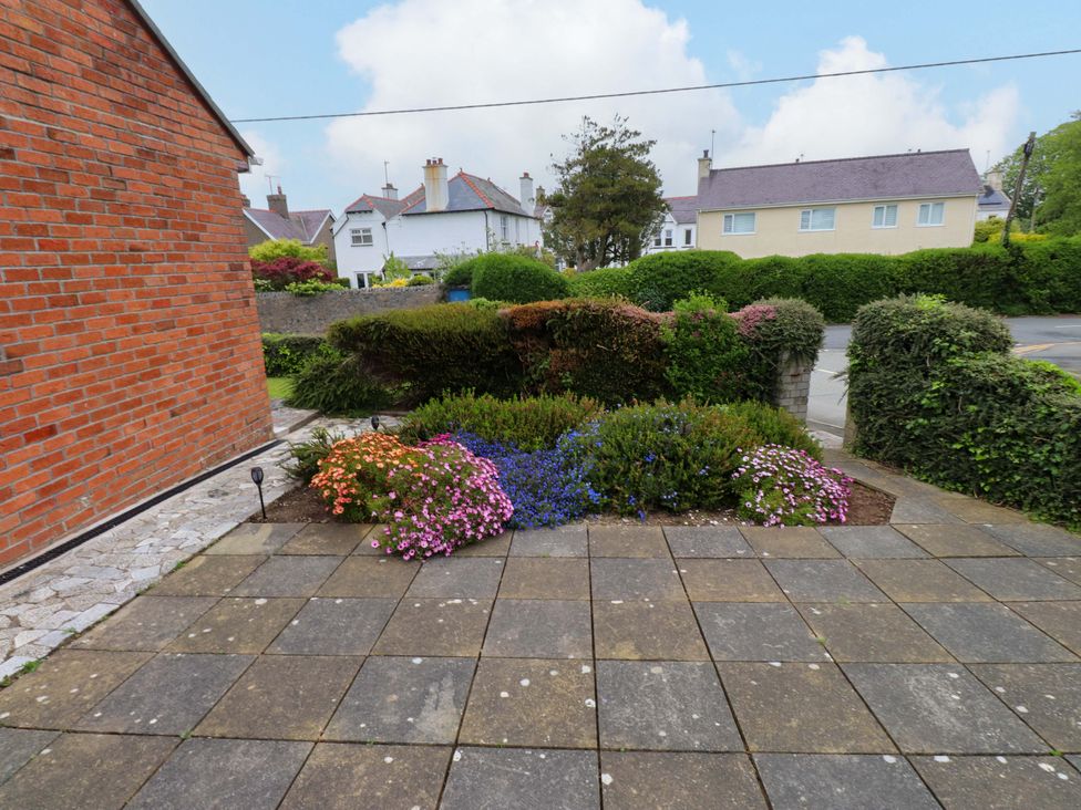 A garden with flowers and pavement at Gelli - Morfa Nefyn, Morfa Nefyn