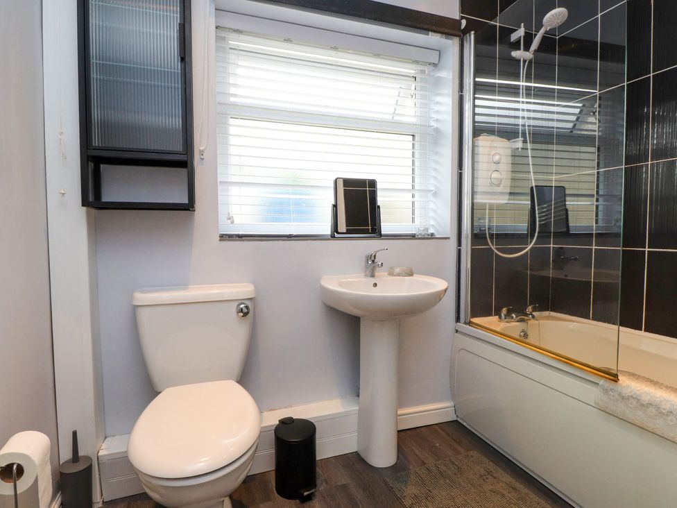 A bathroom featuring a toilet, sink, and bathtub at Gelli - Morfa Nefyn, Morfa Nefyn