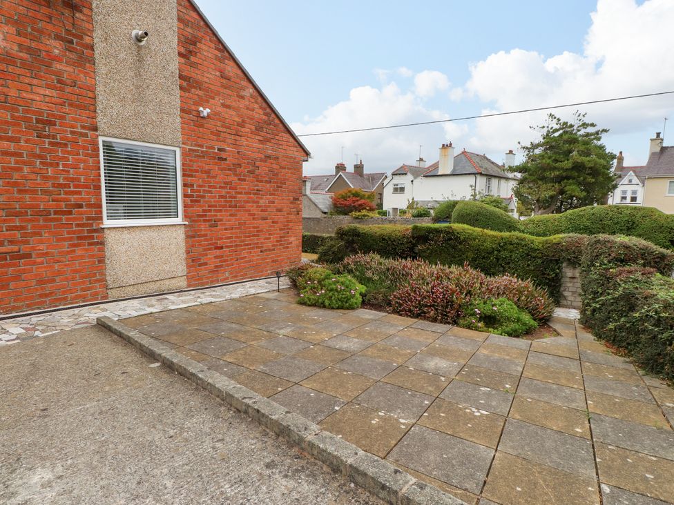 An outdoor area with a stone pathway and landscaped garden at Gelli - Morfa Nefyn in Morfa Nefyn