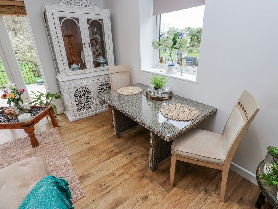 A dining room with a table and chairs at The Retreat in 