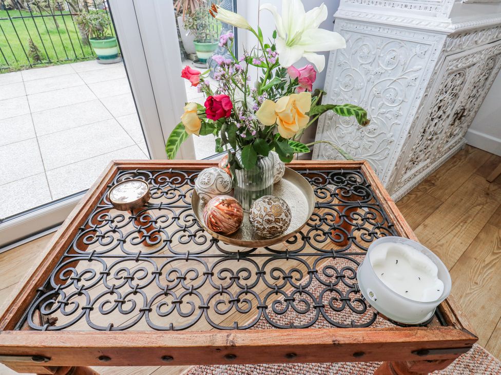 A table with flowers and decorative items at The Retreat in 