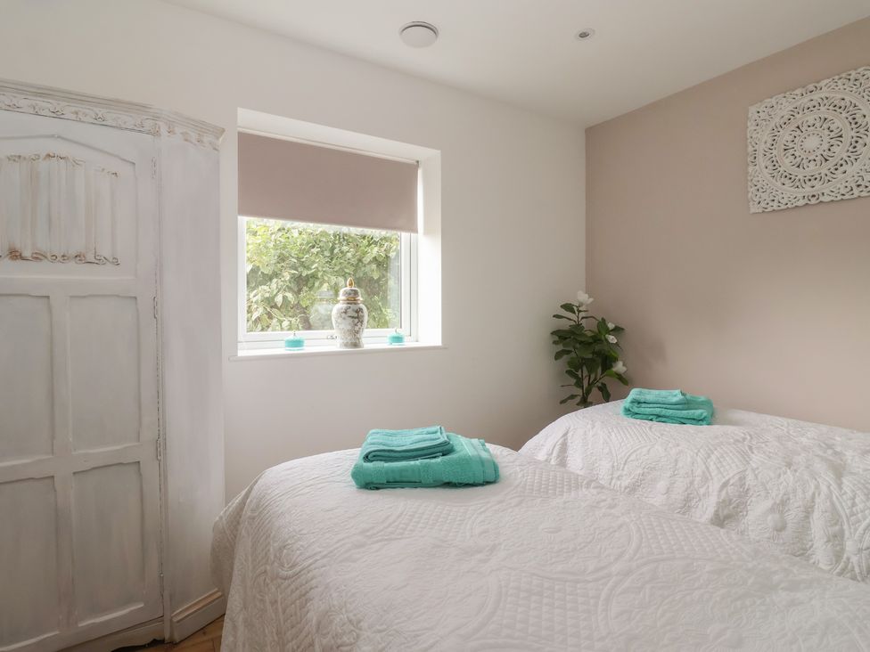 A bedroom with beds and towels at The Retreat in Snaith
