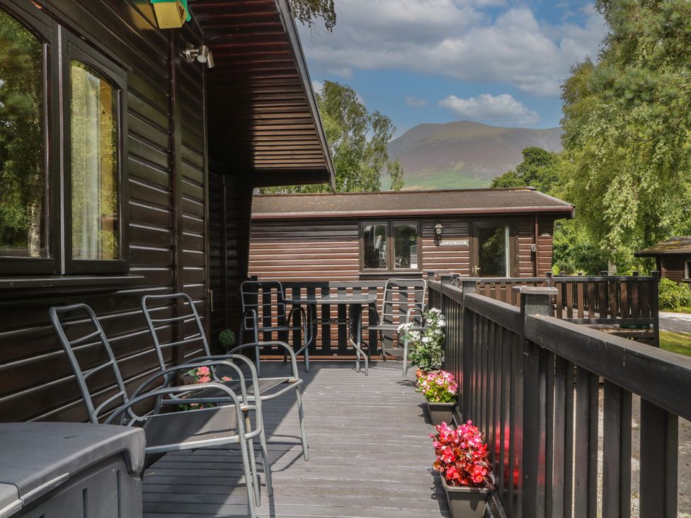 A deck with chairs and a table at Watendlath in Keswick