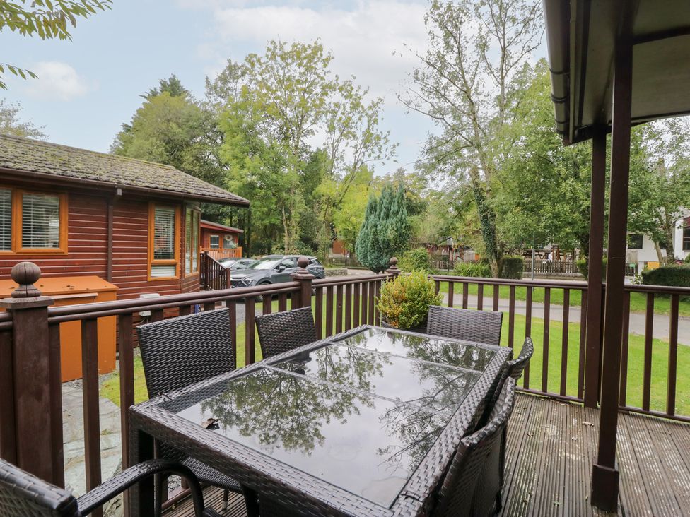 An outdoor dining area with a table and chairs at Costapacket in Windermere